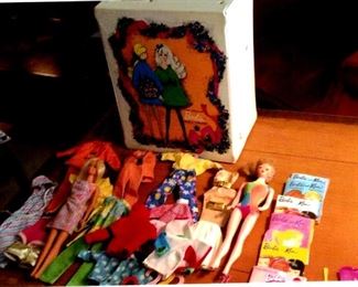 1980s era Barbie trunk, 2 dolls, clothes & accessories