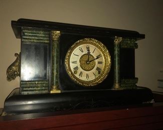 ANTIQUE VICTORIAN WIND UP MARBLE MANTLE CLOCK 19TH CENTURY WITH ORNATE COLUMNS & DETAILED BRASS TRIM