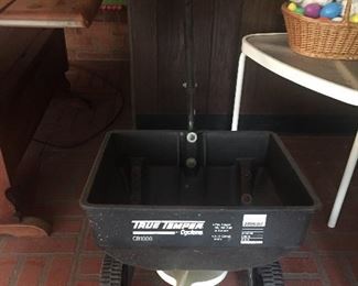 Cyclone True Temper Spreader