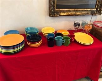 Fiestware HL, 9 dinner plates, 8 bowls, 2 deep bowls, coffeemugs, dessert plates 7" and 3 crazy cool glasses