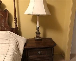 pair fo night stands and lamps to match