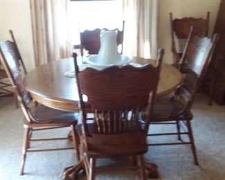 Round Oak DinningRoom Table with leaves and pads, pressed back chairs