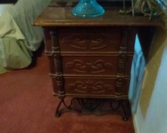 Gorgeous antique Singer treadle machine and cabinet