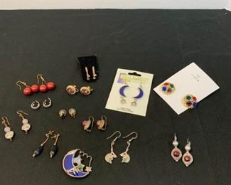 Costume Jewelry/earrings https://ctbids.com/#!/description/share/233784