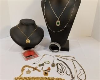 Variety of Vintage Costume Jewelry https://ctbids.com/#!/description/share/233703