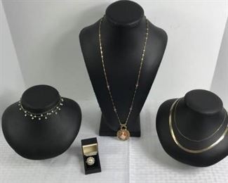 Assorted necklaces https://ctbids.com/#!/description/share/233709