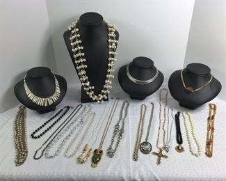 Assorted Costume Necklaces https://ctbids.com/#!/description/share/233716