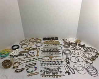 Assortment of bracelets https://ctbids.com/#!/description/share/233720