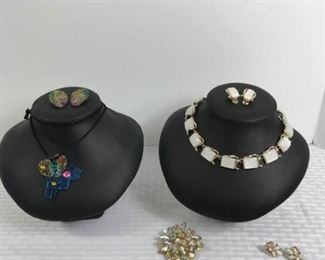 Assorted costume jewelry https://ctbids.com/#!/description/share/233724