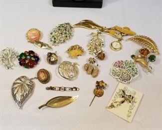 A Lovely Lot of Vintage Brooch Pins https://ctbids.com/#!/description/share/233732