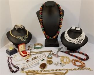 A Menagerie of Vintage Costume Jewelry https://ctbids.com/#!/description/share/233735