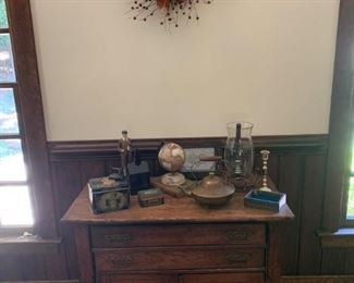 Decorative Collectibles https://ctbids.com/#!/description/share/233752