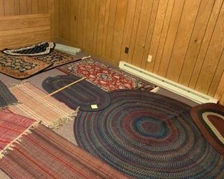 Assortment of rugs https://ctbids.com/#!/description/share/233761