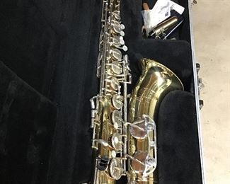 Selmer Bundy II Tenor Saxophone w case
