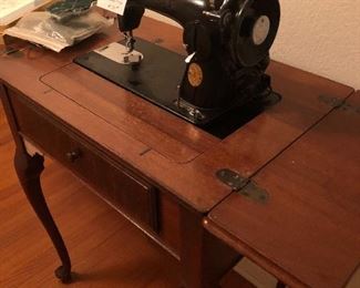 Antique singer sewing machine in case