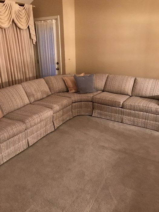 4 piece sectional! Smoke free and Pet free quality décor pieces!