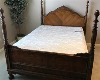 Beautiful Vintage Mahogany/Burl Wood full size bed