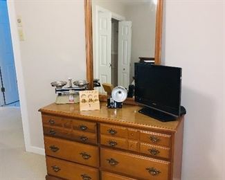 Beautiful Dresser w/Mirror 
