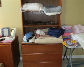 THIS IS THE UNIT I SPOKE ABOUT THAT GOES WITH THE QUEEN SIZE BEDROOM SET