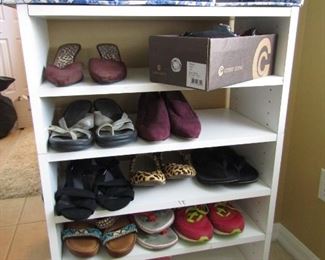 LOTS OF SHOES.. NICE ONES