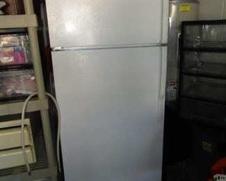 GE REFRIGERATOR .. PERFECT FOR A SMALL HOME, APT., GARAGE .. TOP FREEZER WITH DOOR AND THE BOTTOM IS GREAT FOR EVERYTHING ELSE.. NICE SHAPE AND NICELY PRICED