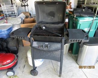 BARBECUE WITH THE GAS TANK INCLUDED 
