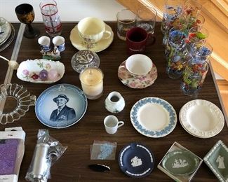 Loads of nice and fun vintage pottery, glassware, etc.