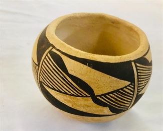 Native American Indian  Acoma pot 