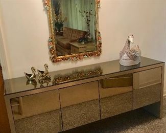 MIRRORED CONSOLE WITH TWO DOORS/ ASSORTMENT OF DUCKS