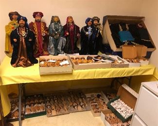 a small army of Arabian gnomes