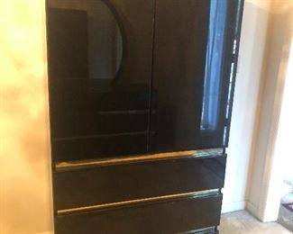 This can hold all your giant shoulder pads! It's so shiny I can see the reflection of some big-ass hairdos!