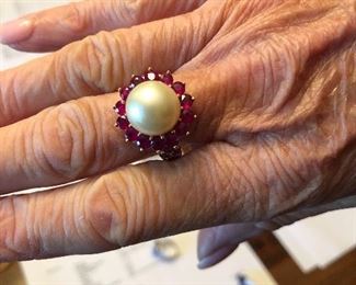 18kt gold ring with a 11.6 mm cultured pearl surrounded by rubies 