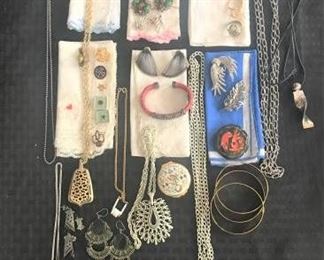 Large Assortment of Costume Jewelry https://ctbids.com/#!/description/share/274908