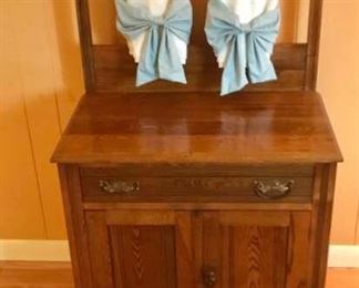 Vintage Oak Cabinet/Commode https://ctbids.com/#!/description/share/274941