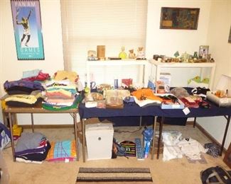 Large amount of clothes / household /ETC