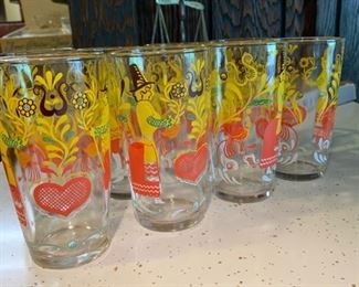 1960's glass set. Perfect for your Thanksgiving table . They have pilgrims in the decor
