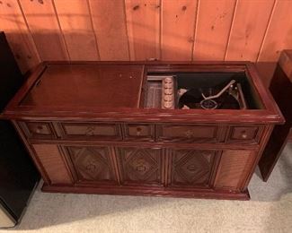 Vintage Magnavox Console Stereo/Record Player