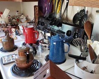 Lots of kitchen items