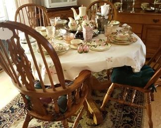 Stunning oak dining room table (+leaf) & 4 chairs
