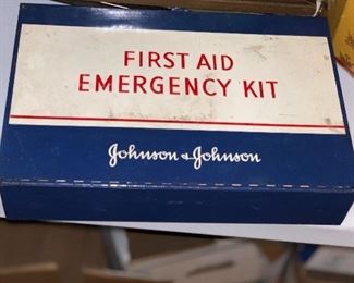 Love this vintage emergency kit! 