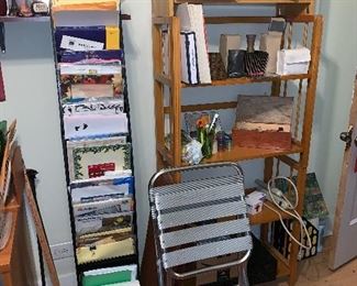 Lots of foldable book shelves!