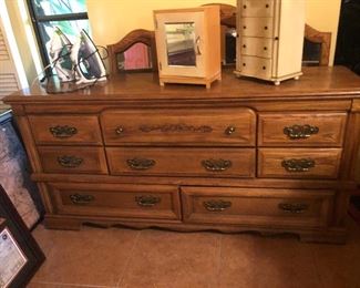 NICE DRESSER W MIRROR