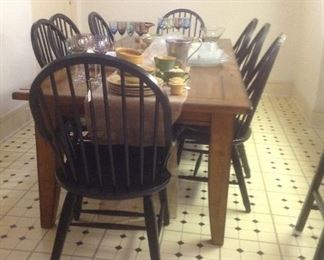Farmhouse table & 8 chairs