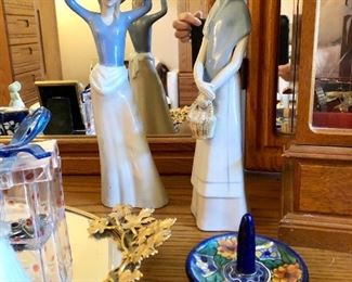 Ring holder,  mirrored tray, perfume, Figurines 
