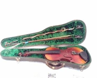 Sebastian Gotz Guarnerius violin with two bows and case