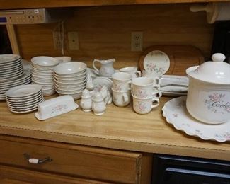 Pfaltzgraff dishes with many serving pieces