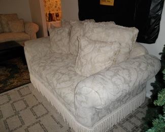 CREAM LOVE SEAT