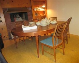 D/R teak table open w/ leaves and chairs