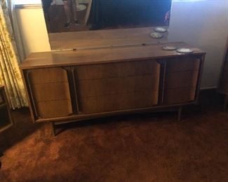 7 pc walnut MCM B/R Set . Dresser w/ mirror 