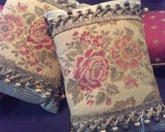 Lrg selection of decor pillows